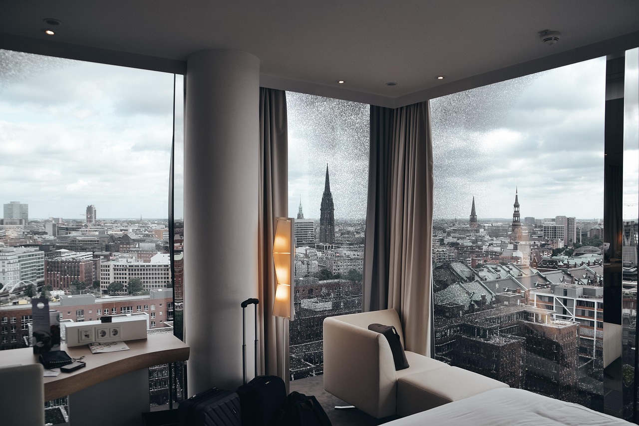 Hamburger Hotelzimmer mit weitem Blick über die Innenstadt
