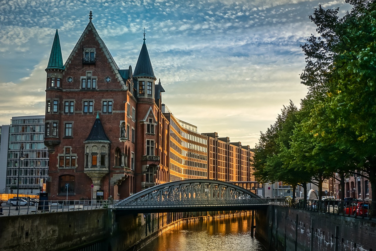Historisches Backsteingebäude, Brücke und Fleet in der Hamburger Speicherstadt