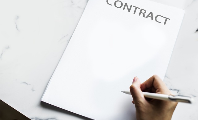 Vertragsunterlagen und Stift für die Gründung einer UG oder GmbH